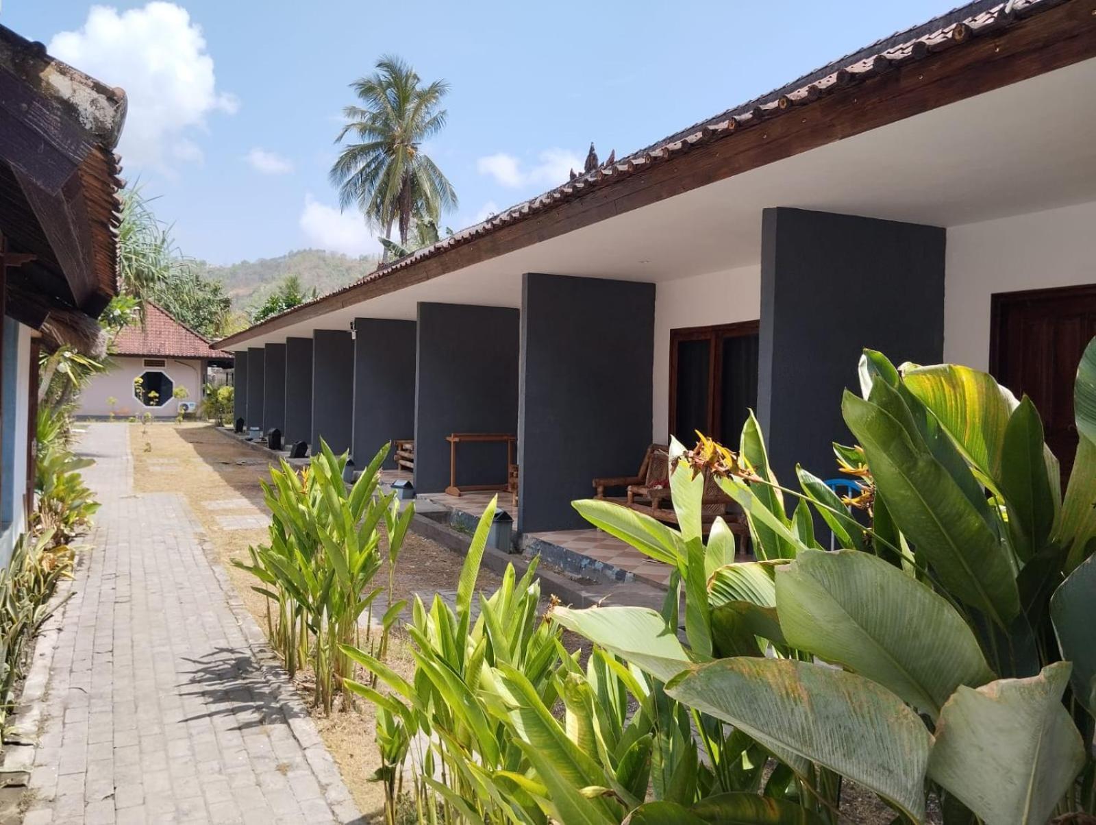 Surfers Beachfront Lombok Hotel